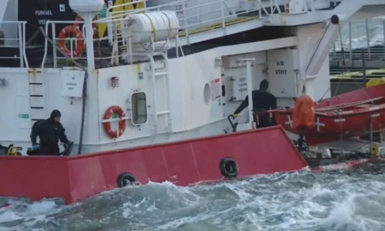 Водолази успяха да се качат на потъващия Вера Су (ВИДЕО/СНИМКИ) - Tribune.bg