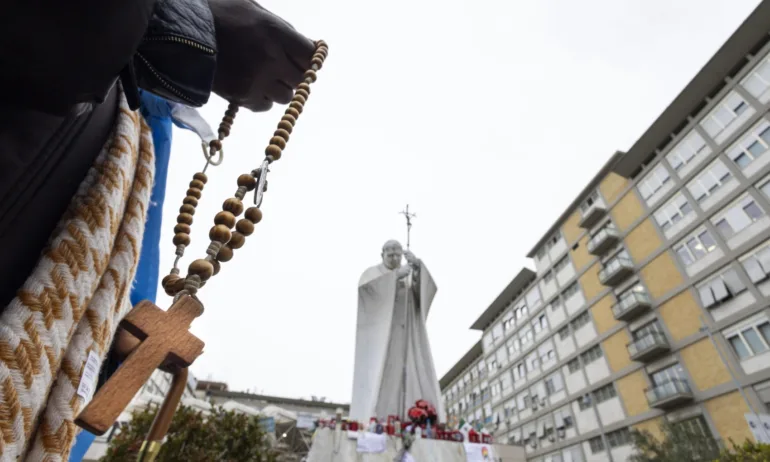 Папата от болничното легло: Войната изглежда все по-абсурдна - Tribune.bg