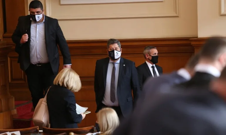 Димитър Главчев показа предложението на ДБ за допълнителните възнаграждения за депутатите - Tribune.bg