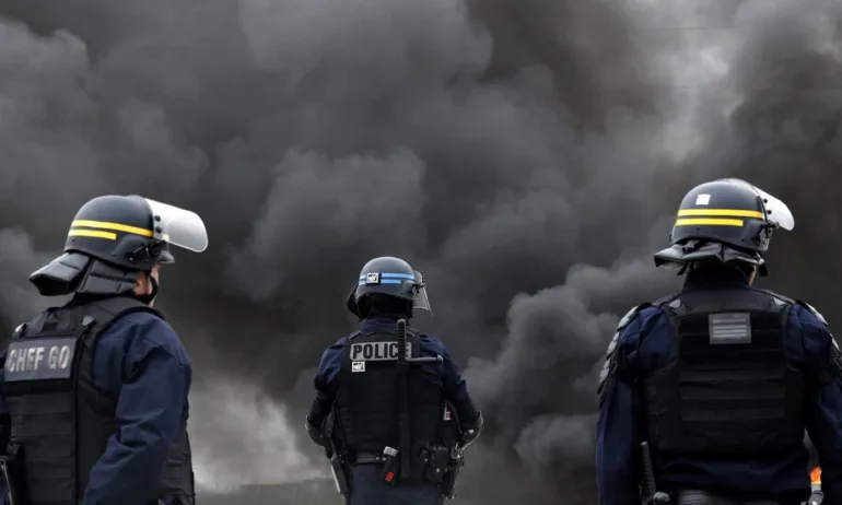 Tежки сблъсъци, експлозиви и запалени полицейски коли във Франция - Tribune.bg