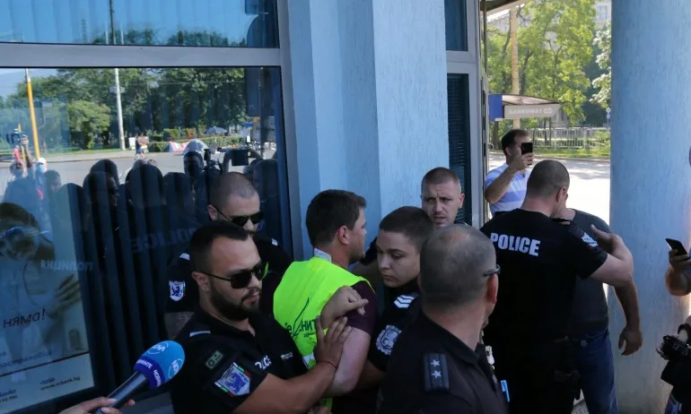 По 5-6 полицаи на ден се заразяват с коронавирус, СВДР намалява охраната на протеста - Tribune.bg