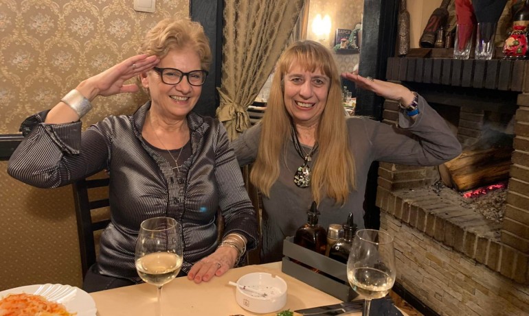 Комитова и пиарката ѝ поливат края на мандата в заведение на вино и цигара - Tribune.bg