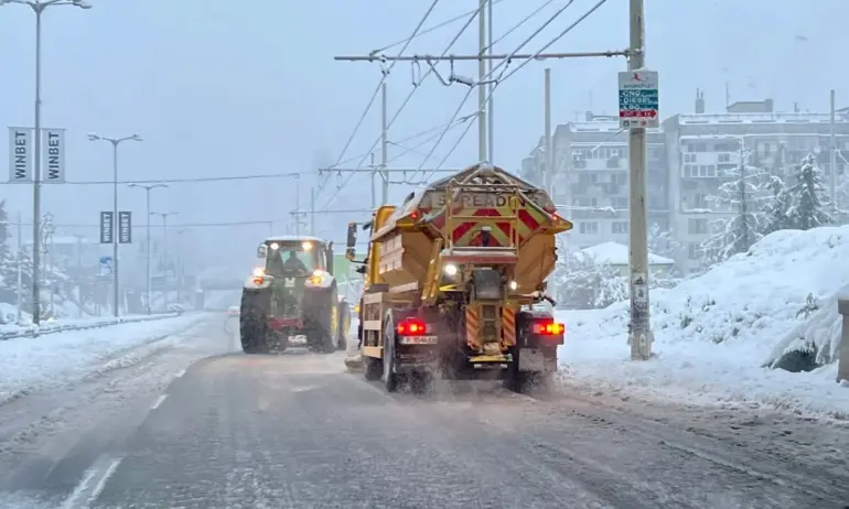 Код зима – общини в бедствено положение, затворени училища и непроходими пътища (Обобщение) - Tribune.bg