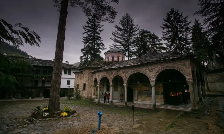 Поп от Троянския манастир изгони дете с аутизъм - Tribune.bg