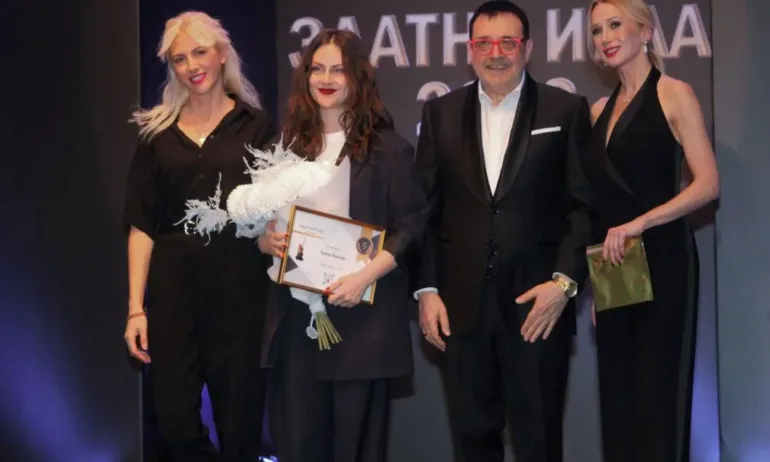 Академията за мода отличи най-добрите и талантливи модни творци в България със Златна игла 2022 (СНИМКИ) - Tribune.bg