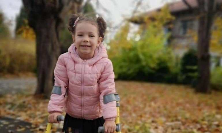 Родителите на малката София благодарни на дарителите, събраха парите за операцията - Tribune.bg