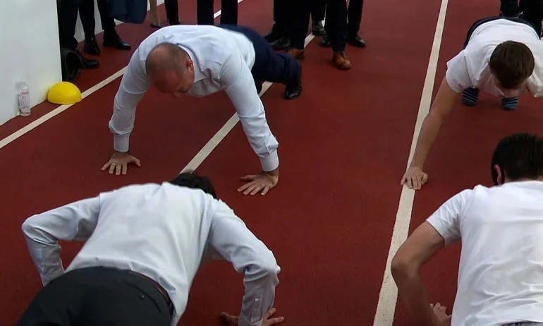 Къци Вапцаров се подигра на Румен Радев - пусна клип как прави 51 лицеви опори (ВИДЕО) - Tribune.bg