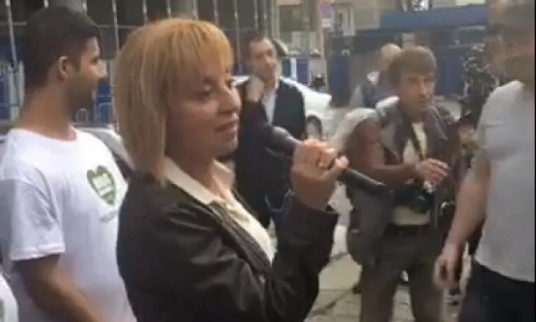 Мая събра само 20 човека на митинг в Лозенец - Tribune.bg