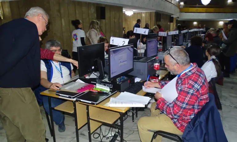 Кандидати нахлуха в ОИК - Петрич: Ще ви висим на главите, защото ви нямаме доверие - Tribune.bg