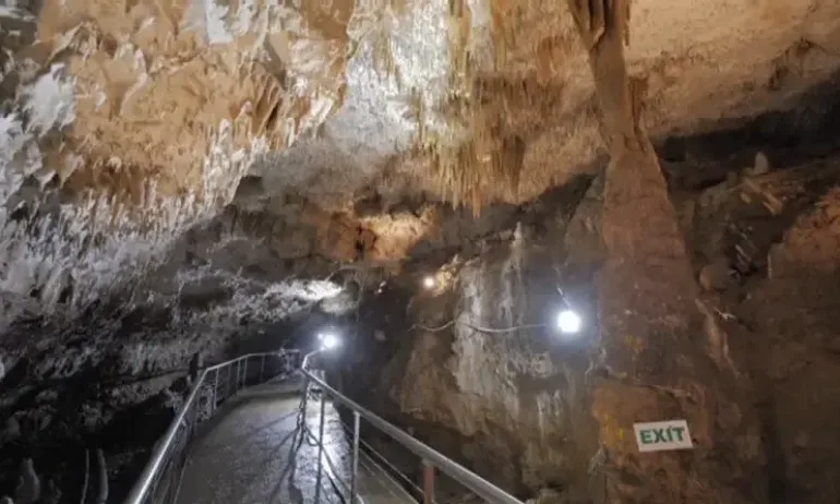 Пещерата Бисерна/Зандана/, която е една от най-красивите карстови пещери у