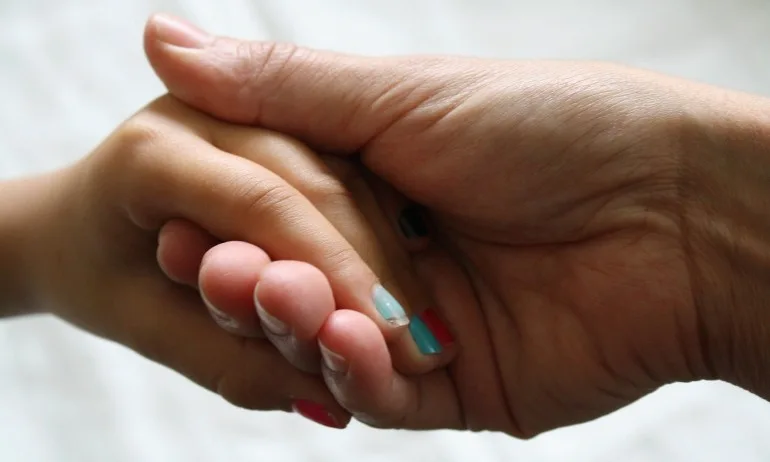 Социалното министерство: Отнемането на деца от техните родители не е цел на националната политика - Tribune.bg