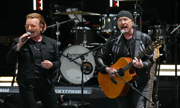 U2 на 50: Рок легендите се завърнаха към корените с изненадващ концерт в първото си училище (ВИДЕО) - Tribune.bg