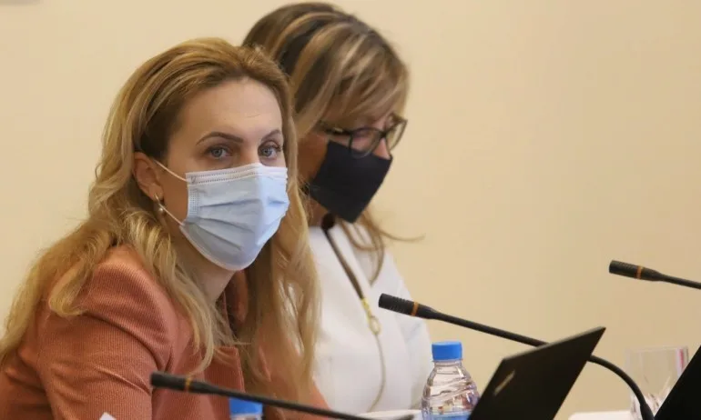 Николова: Проектът за 10 млн. лв. за туроператорите стартира през август - Tribune.bg