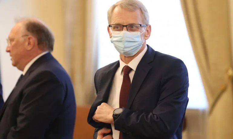 Денков: При 10 % болни ученици ще се преминава на дистанционно обучение - Tribune.bg