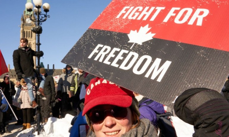 Лютив спрей и зашеметяващи гранати срещу протестиращите в Отава - Tribune.bg