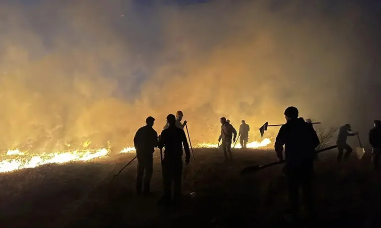 Пожарът, който пламна край Костинброд, е овладян. Няма пряка опасност