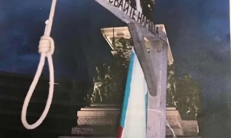 Ден преди въстанието: Бесилки и обесени чучела украсиха София - Tribune.bg