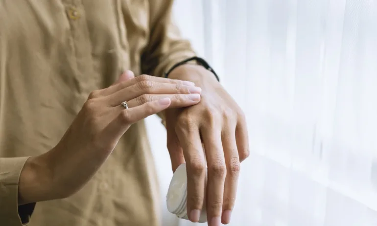 Чесането може да носи облекчение, но и много проблеми за кожата. Вижте защо - Tribune.bg