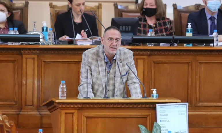 Дилов: Хората, които пишат постовете на Слави, разбират еднакво от суперпозиция и парламентаризъм. Никак! - Tribune.bg