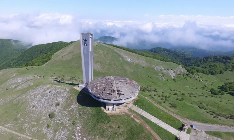 Невежеството да обявиш капище на престъпния комунизъм за скъпоценен камък на архитектурата - Tribune.bg