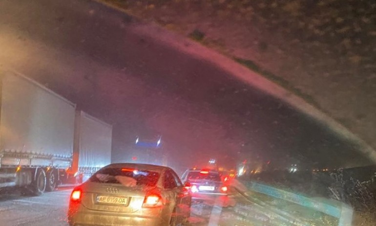 Сигнал: Тежък трафик на пътя Русе-Бяла заради непочистен сняг - Tribune.bg