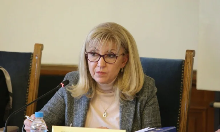 Аврамова иска актуализация на тол таксите и повече пътища в системата - Tribune.bg