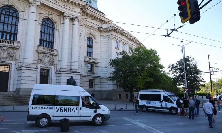 СДВР: Снощи протестиращите се опитаха да провокират полицаите - Tribune.bg