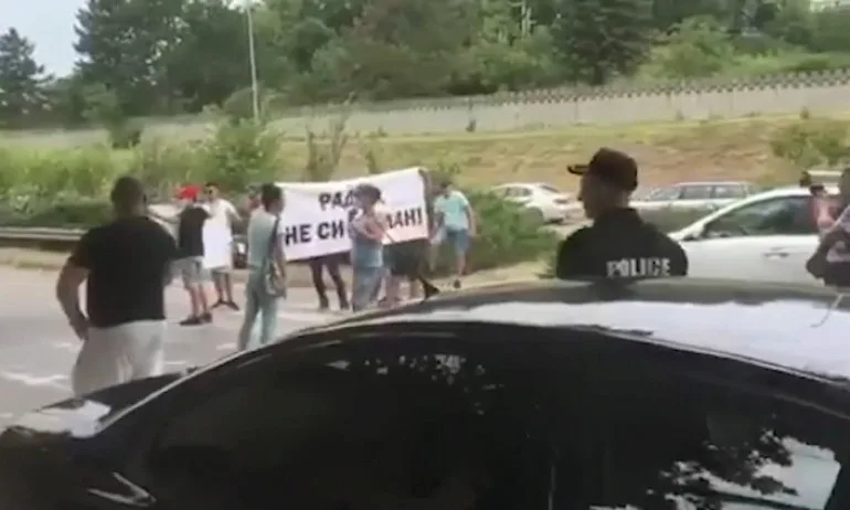 Протестиращи великотърновци искаха да посрещнат президента с Радев, чао, но не ги допуснаха - Tribune.bg