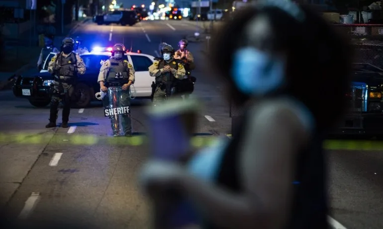 Ирини Зикидис: Qanon е обективна реакция на лудостта, обхванала планетата последните двайсетина години - Tribune.bg