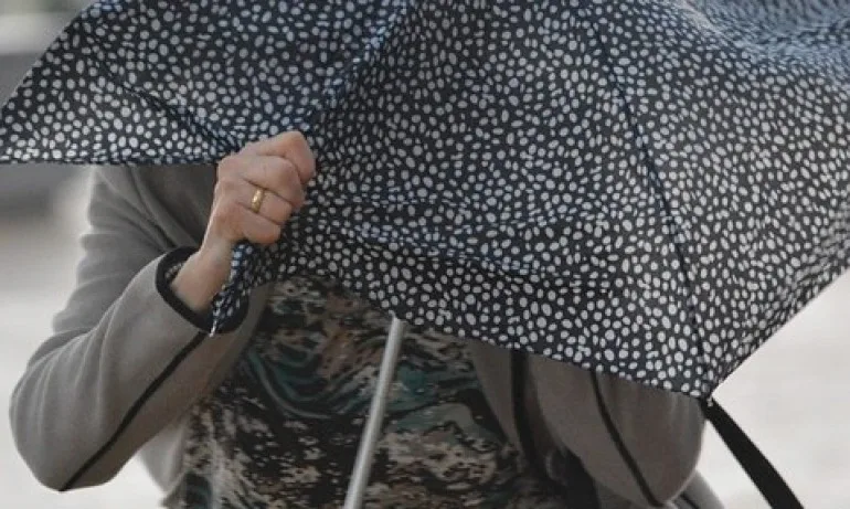 Предупредителни кодове в цялата страна за вятър и порои - Tribune.bg