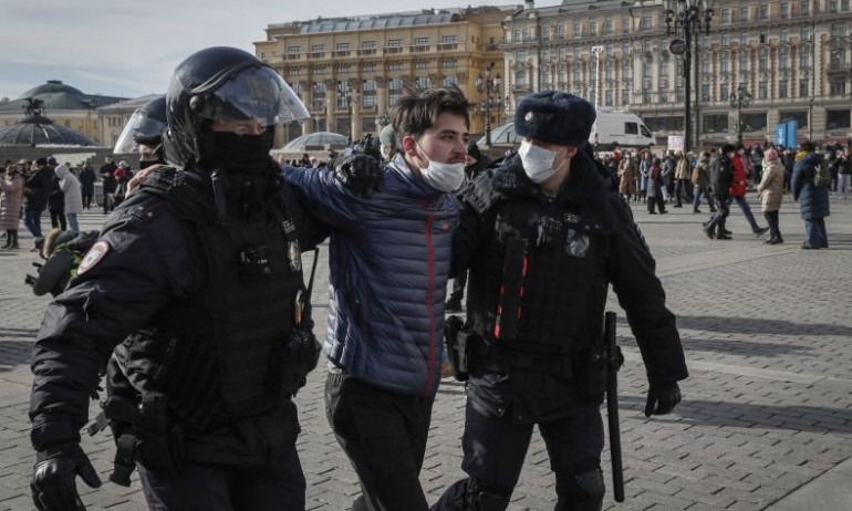След призива на Навални, руснаците опитаха протест – арестуваха ги - Tribune.bg