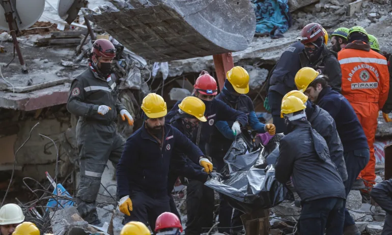 Български доброволци откриха още един жив човек в развалините на Хатай - Tribune.bg