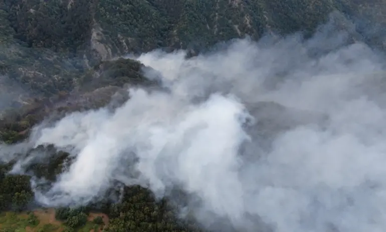 Пожар гори и в планината Славянка