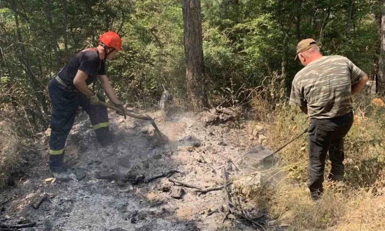 Трети ден военни опитват да потушат напълно пожара над Твърдица - Tribune.bg