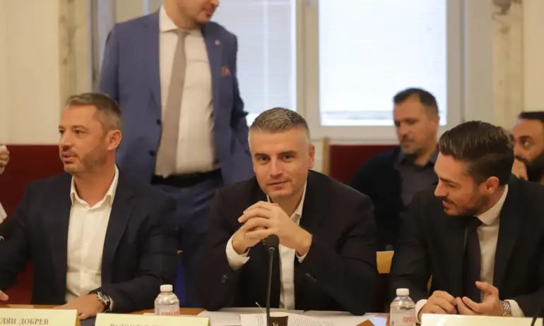 Искат си дерогацията: Енергийната комисия отхвърли законопроекта на Делян Добрев за незабавно спиране - Tribune.bg