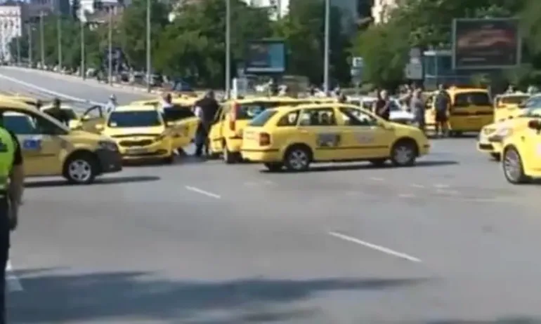 Таксиметрови шофьори блокираха бул. Черни връх след снощната катастрофа - Tribune.bg
