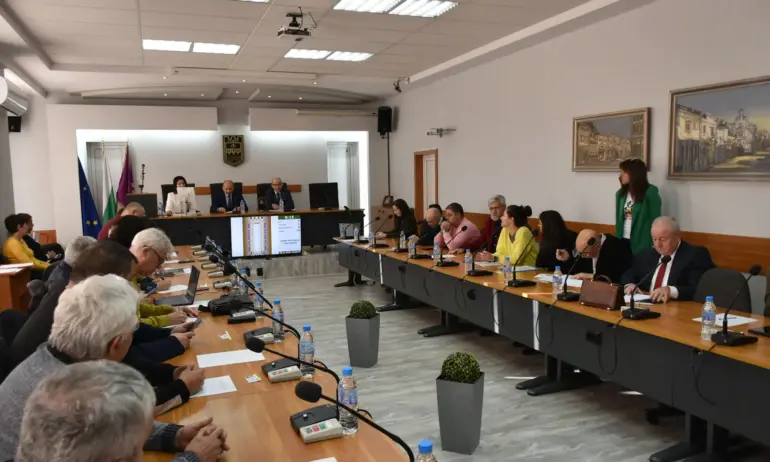 Избраха постоянните комисии с председатели в Общинския съвет в Ловеч - Tribune.bg