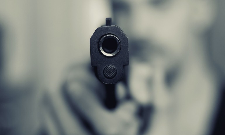 Мъж простреля с въздушна пушка две деца в училищен двор - Tribune.bg