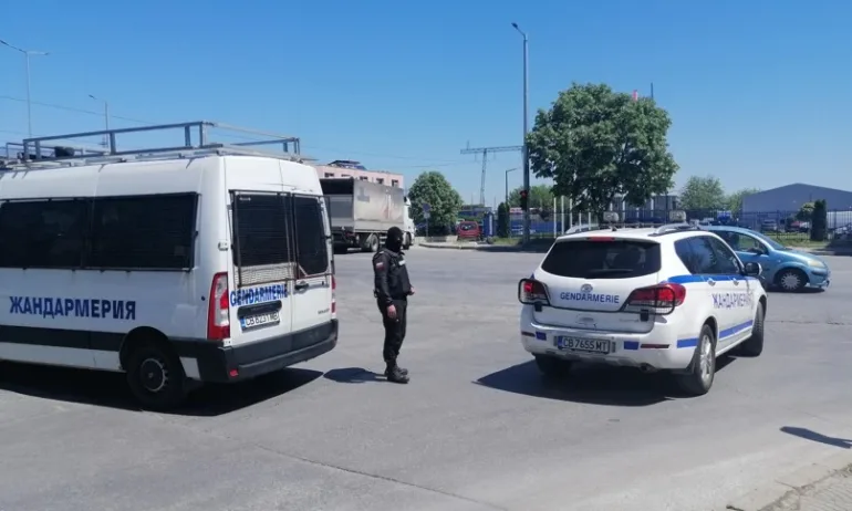 Митничари откриха 68 600 къса цигари в автомобил на Дунав мост 2 - Tribune.bg