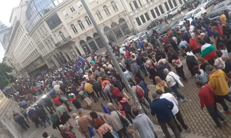 Мунчо, чий е Крим?: Граждани на протест пред президентството - Tribune.bg