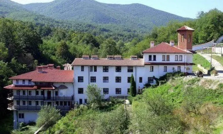 Борисов дари 20 000 лв. на Чекотинския манастир Св. Архангел Михаил - Tribune.bg