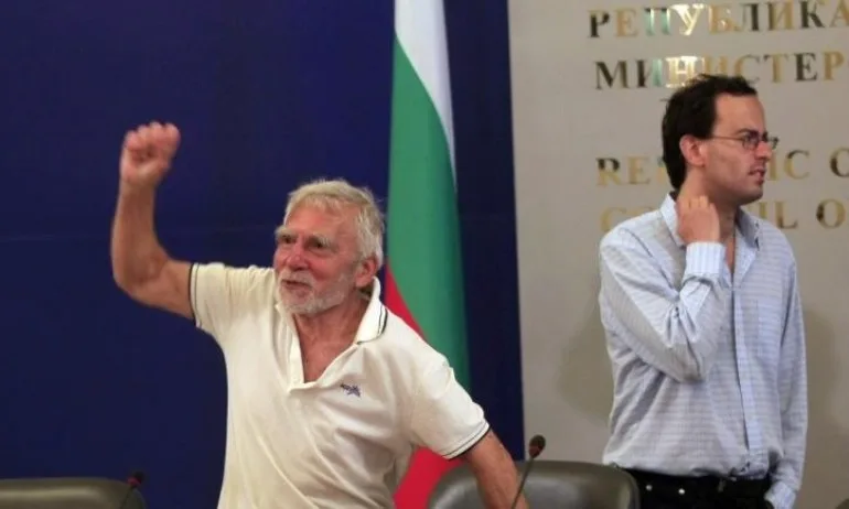 Не може министър-председател без снимка от протеста? Ето го премиерът на Христо Иванов! - Tribune.bg