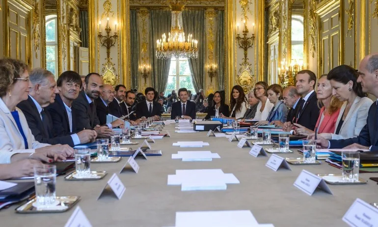 Правителството във Франция подаде оставка - Tribune.bg