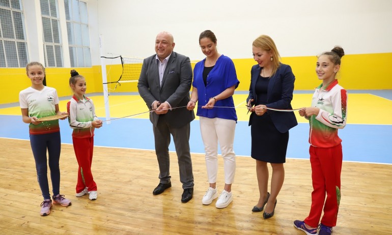 Министър Кралев откри обновената зала Дружба в Перник - Tribune.bg