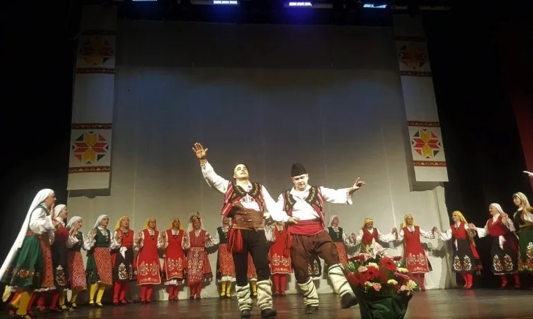 Над 130 служители на затворите тропат хора на фолклорен фестивал - Tribune.bg