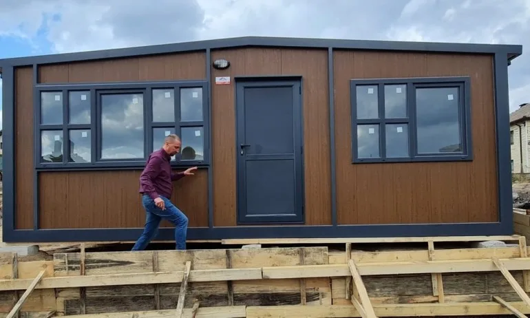 ГЕРБ-СДС доставиха преместваемите къщи на хората от Кръстава - Tribune.bg