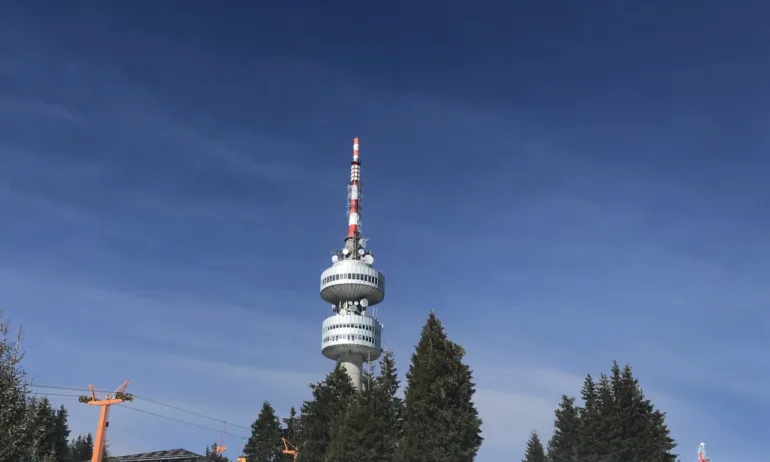 Ураганен вятър в Пампорово, три коли са смазани от съборени дървета - Tribune.bg