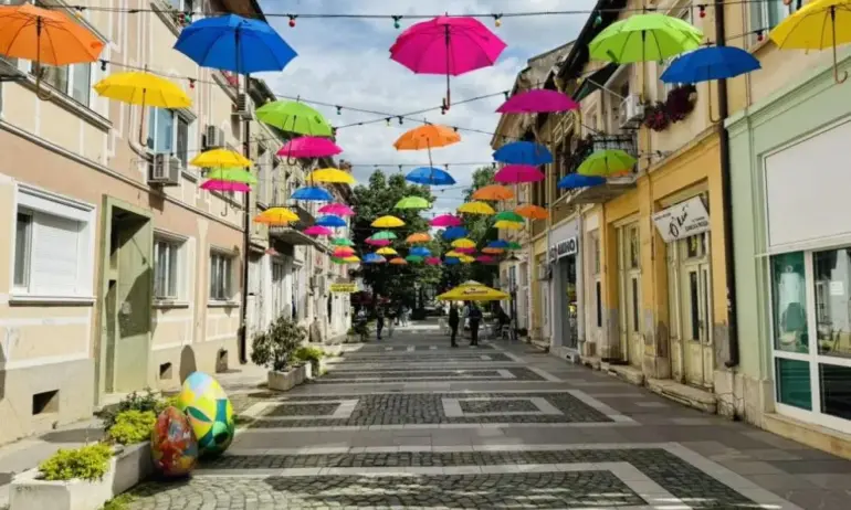 Община Враца оцвети улиците с дъга от чадъри