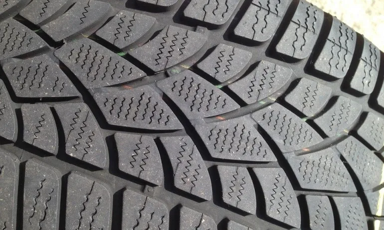 Над 30 автомобила осъмнаха с нарязани гуми в столичен квартал - Tribune.bg