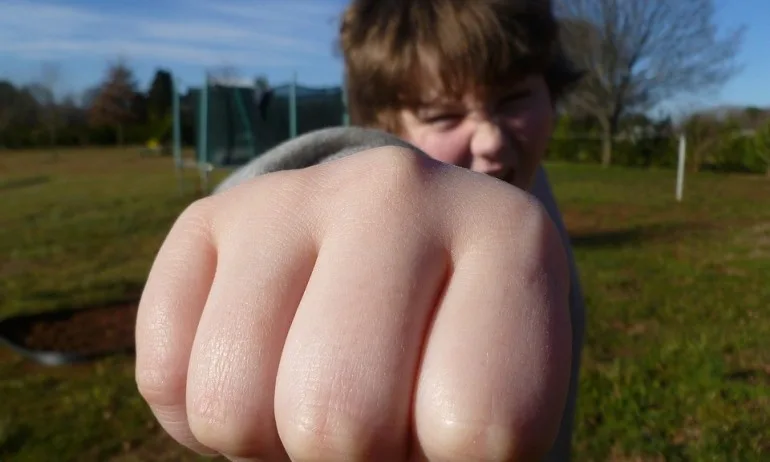 Ученик заби химикал в лицето на 16-годишен - Tribune.bg